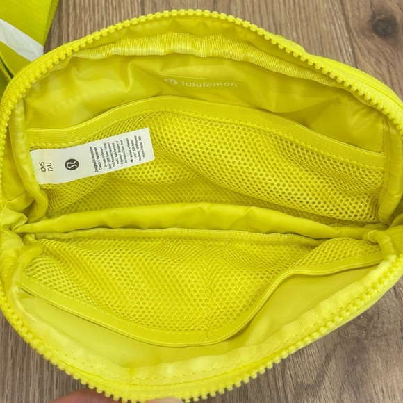 NWT Lululemon Everywhere Belt Bag In Daisy Glow - Picture 5 of 10